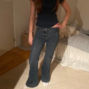 Blå lowwaist bootcut jeans - Så coola lågmidjade utsvängda jeans med detaljer. Unika utan fickor där bak!💗💗