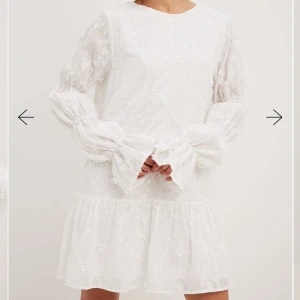 Studentklänning - Superfin men som tyvärr inte passade mig, prislapp fortfarande kvar:) Stl 34💕nypris 800 kr