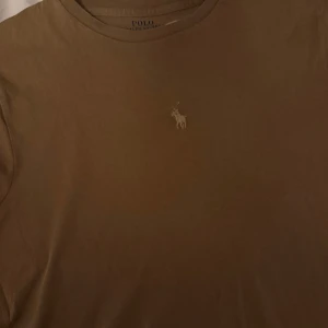 Ralph lauren T-shirt  - En beige Ralph lauren T-shirt i storlek S| Pris: 300kr| Ny pris: 899kr|använd ganska mycket men är i ett bra skick. Hör av er vid funderingar😀 priset kan sänkas vid snabb affär. 
