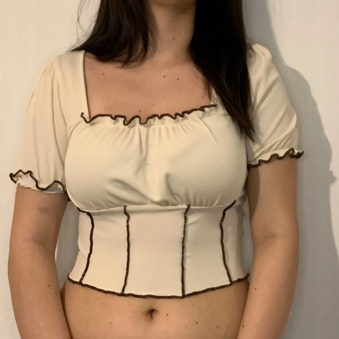 Vit ribbad topp med bruna detaljer - 3