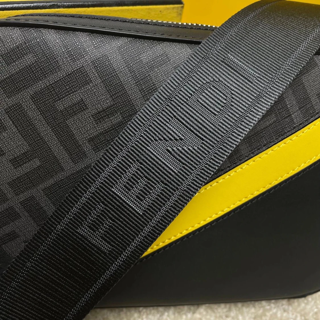 Svart och gul axelväska från Fendi - 1
