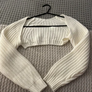 Stickad kort kofta  - Stickad kofta som passar till klänningar och jeans. Inga defekter, skriv via frågor och kontakta innan köp