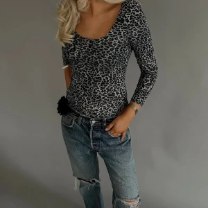 Body  - Super fin leopardbody från intimissmi. (Första två bilder lånade men exakt samma) använd fåtal gånger så i mycket bra skick. Väldigt stretchigt och bekvämt material.