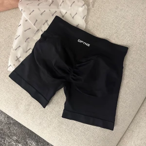 Dfyne Impact shorts - Dfyne impact shorts 4,5 i str XS. De är i färgen Midnight Black (svart). ⭐️Nytt Skick ⭐️. Säljer eftersom jag klickade hem flera olika storlekar! Det går bra att använda ”köp nu” funktionen. ☺️