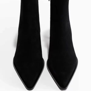 Svarta stövletter med spetsig tå - Helt slutsålda svarta klackar från H&M. Använda en gång men för små, där av säljer jag dem. 