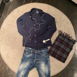 Premium bomull skjorta  - Snygg mörkblå skjorta från Jack N Jones premium  klassisk design och vita knappar. Perfekt för en stilren look. Skjortan har långa ärmar och en normal passform.