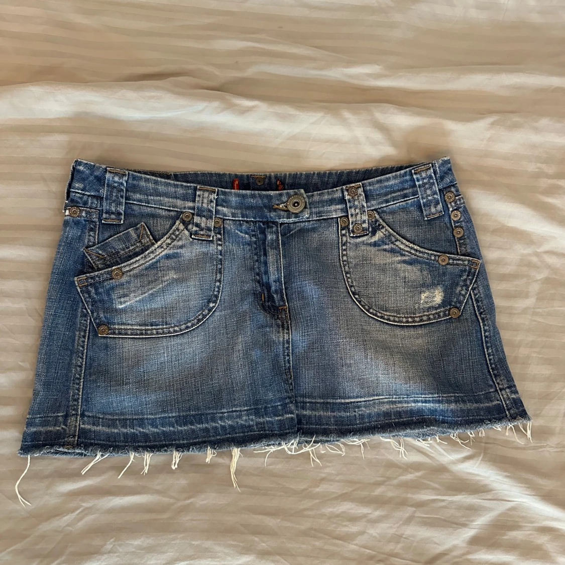 Blå jeanskjol med fransig kant