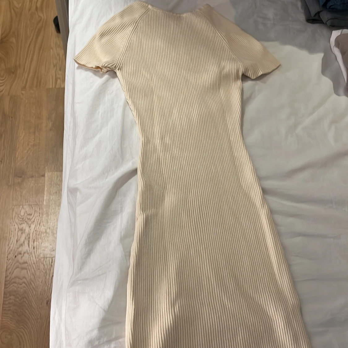 Beige klänning från ”Don't Call Me Jennyfer” - 1