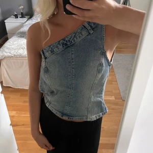 Jeans Topp - Säljer denna jättefina Jeans toppen från Zara💕 Den har använts fåtal gånger så den är i bra skick! Säljer på grund av att den tyvärr inte kommer till användning för mig!