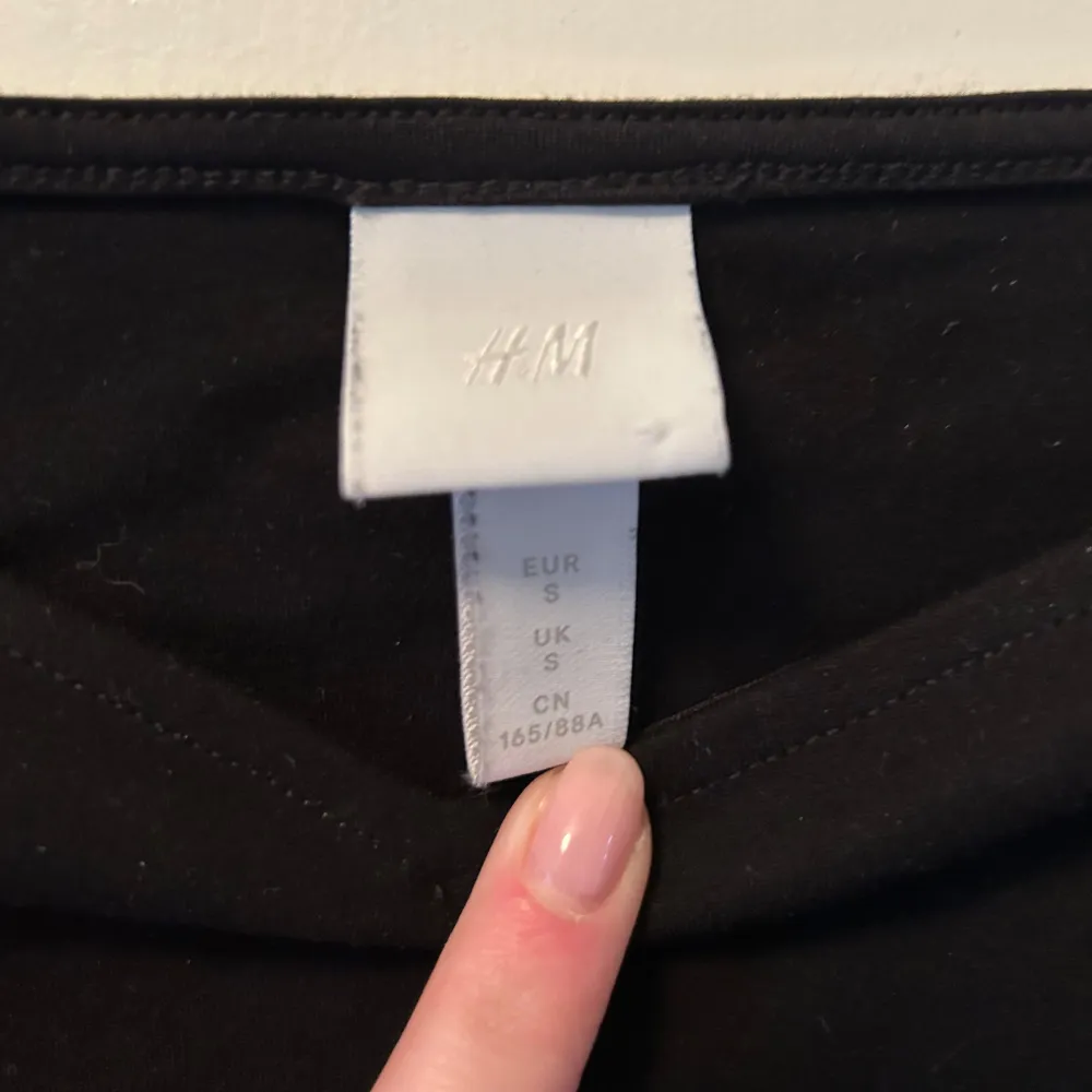 En superfin svart topp från hm med puffärm. Den har en liten v ringning och passar perfekt som det lilla extra i en basic outfit. Har tyvärr endast kommit till användning en gång och är därför jag nu säljer den💗. Yläosat.