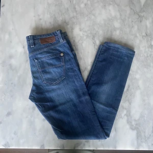 Sartoria Trammarosa jeans blå W34 - Skick: 8,5/10. Jeansen är i väldigt bra skick och har inga defekter. Från märket Trammarosa i modellen leonardo vilket är slim. W34. Om du är osäker på om det kommer att passa kan du alltid fråga om mått! 