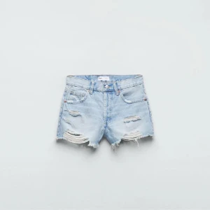 Ljusa jeansshorts med slitningar - Snygga ljusa jeansshorts med slitningar och fransiga kanter från Zara, aldrig använda💗