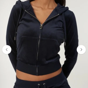 Mörkblå kofta från Juicy Couture - Säljer en snygg mörkblå kofta från Juicy Couture med dragkedja och huva. Den är i bra skick och inga defekter, nypris:1300🥰