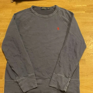Ralph Lauren tröja - Bra skick inga defekter eller hål, men använd! Storlek s! Skriv för mer bilder