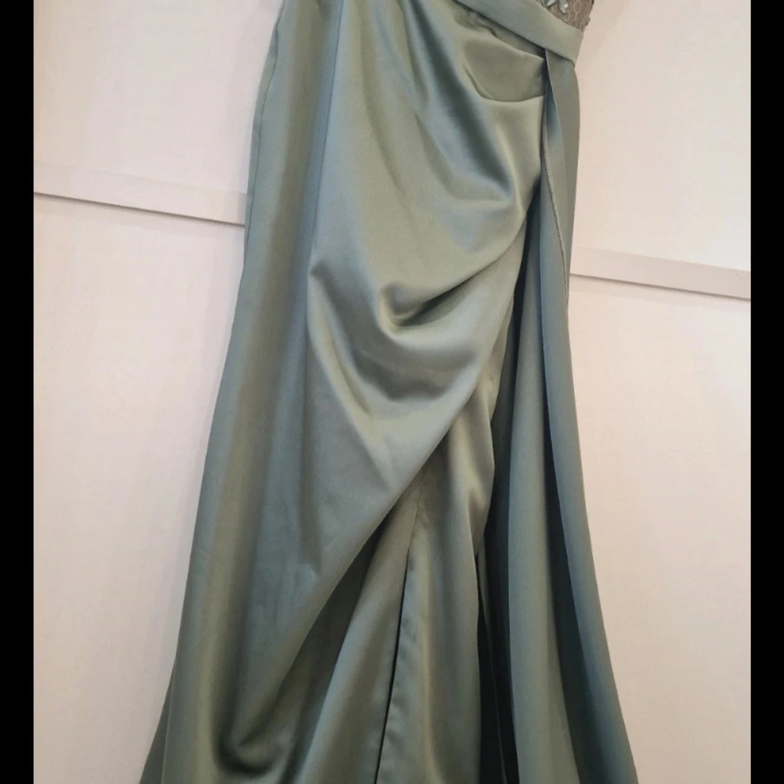 Olivgrön långklänning med spetsdetaljer - 1