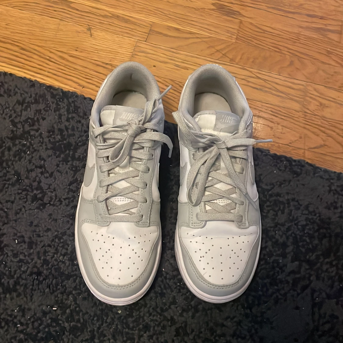 Grå och vita Nike Dunk sneakers - 2