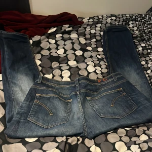 jeans från Dondup - Snygga blå skinny jeans från Dondup, modell Konor. Tillverkade i Italien med klassisk femficksdesign och slitna detaljer för en trendig look. Passar alla beroende på vad för passform man söker. Kan gå ner i pris vid snabb affär! Ha de gött! 