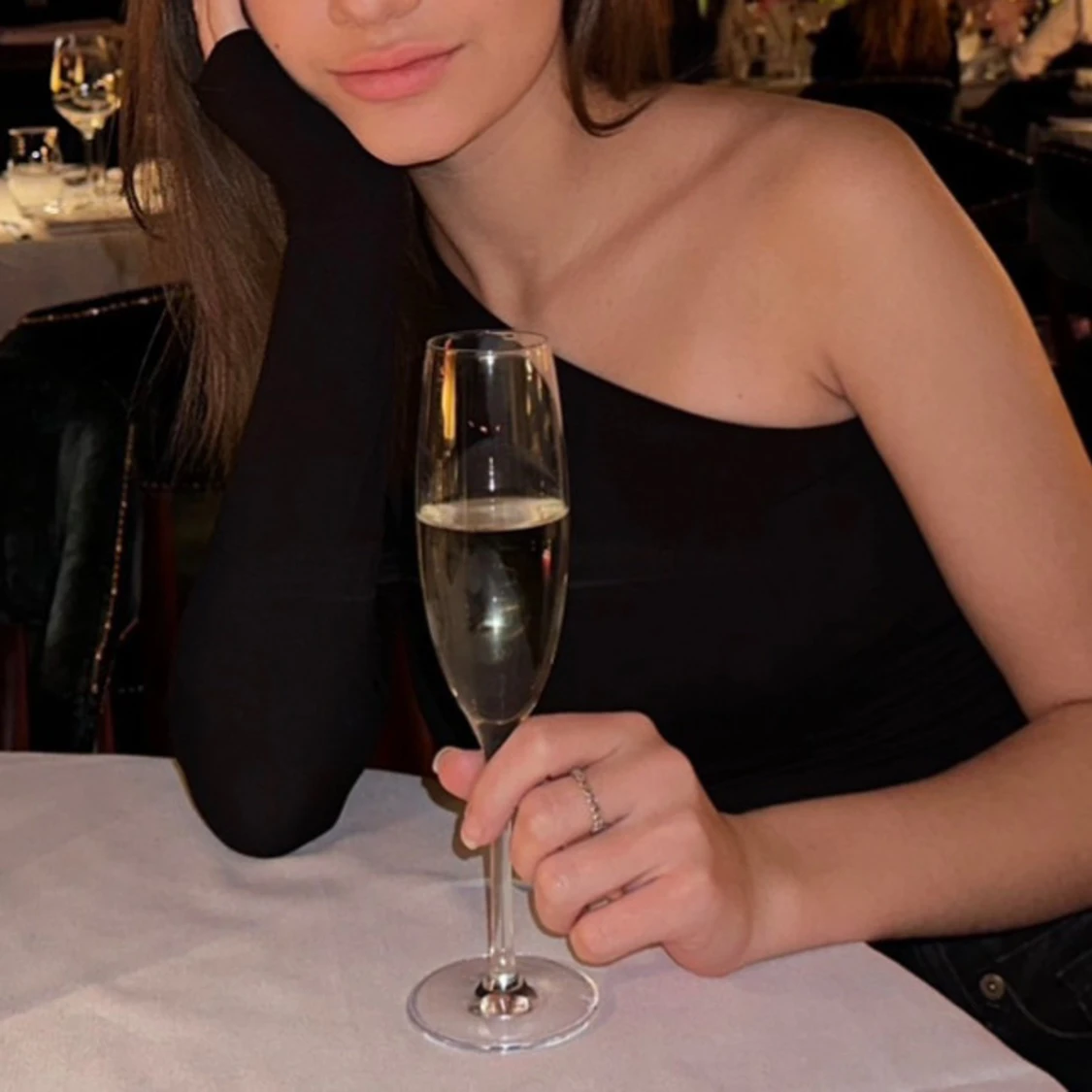 Svart oneshoulder topp