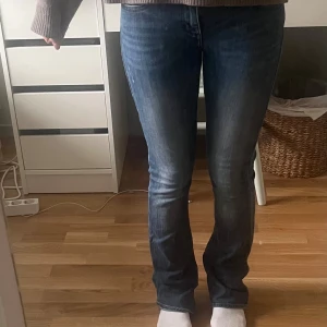 Blå bootcut jeans - Säljer mina supersnygga jeans från Rock&Republic, då dom är för små🩷 De är low/mid waist, skriv privat om ni vill ha närmare bilder🩷 den lilla revan som syns på sista bilden är en del av designen som fanns där när jag köpte den🩷 pris kan förhandlas vid snabb affär🩷