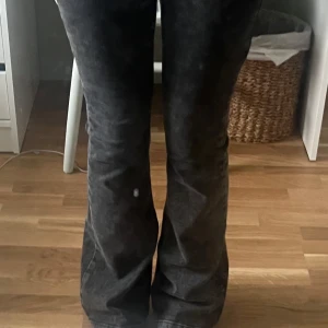 Svarta bootcut jeans från Gina Tricot - Säljer mina superfina mörkgrå jeans ifrån Gina Tricot, då de ej kommer till användning. De är midwaist och flare/bootcut och supersnygga🩷Storlek 36🩷 Pris kan diskuteras 🩷🩷Har slitage längst ner som jag kan skicka bild på 🩷