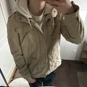 Beige jacka från These Glory Days - Tja! Säljer nu en riktigt sjysst beige jacka från these glory days, väldigt lik dem eftertraktade aspesi jackorna! Storlek M men kan nog passa en S. Inga defekter. Hör av dig vid frågor eller liknande✌️