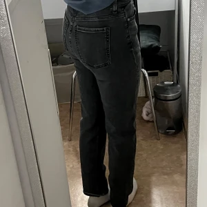 Svarta jeans - Snygga svarta jeans med en klassisk femficksdesign. De har en hög midja och en straight passform som ger en tidlös look. Perfekta för en avslappnad stil.