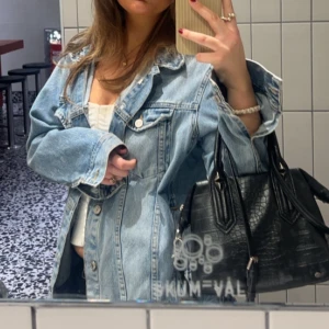 Jeansjacka🫶🏼 - Säljer min super snygga jeansjacka som passar perfekt till allt! Nypris 599!🙌🏼💞