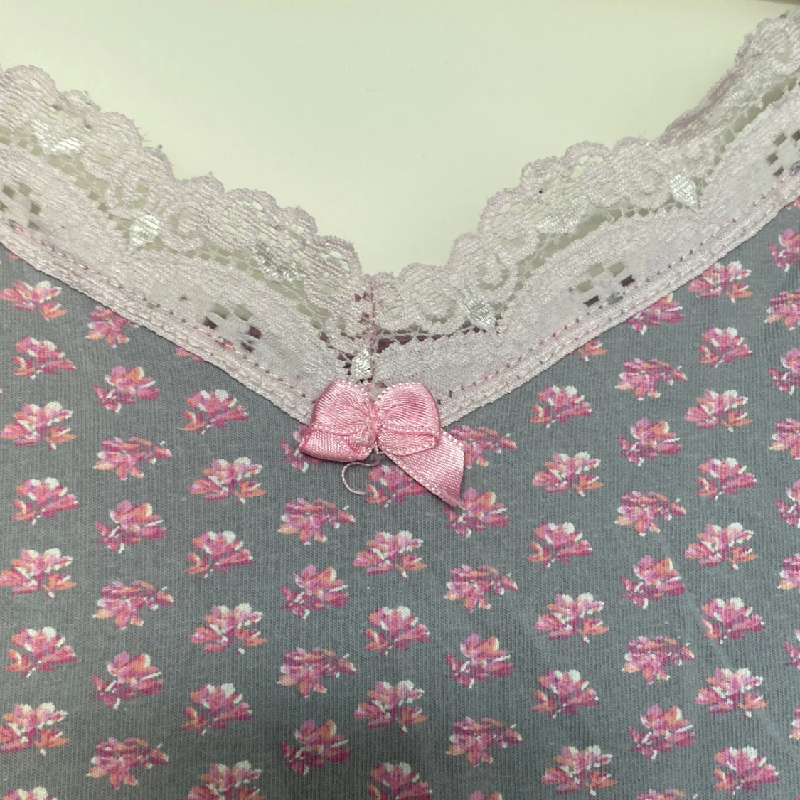 Grå och rosa blommig linnetopp - 1