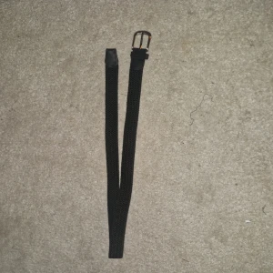 Hel Svart flätat bälte - Snyggt svart flätat bälte!! Passar med typ allt och är även stretchig✅️ Säljer den så billigt bara för att få sålt den✅️