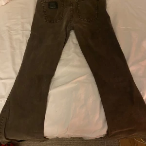 Gråa jeans från Lois - Snygga gråa jeans från Lois. (Ser bruna ut på bilden men är grå i verkligheten) skriv för fler bilder. Nästan nyskick, endast lite skav kränger ner på benen men inget man tänker på. Passar XS/S