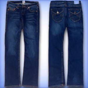 True religion jeans - Ett par jätte fina bootcut, lågmidjade jeans i ett fint skick!💙.                                                                        Innerben: 86cm💙.                                                             Midjemått tvärs över: 39cm💙står att storleken är 26 men passar betydligt större