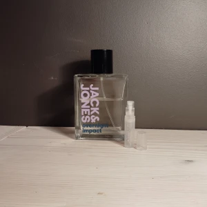 Jack & Jones Overnight Impact sampel 2 ml - Säljer sampel av 2 ml pris kan diskuteras denna lucktar så gott och billig riktigt prisvärd enligt mig 👍