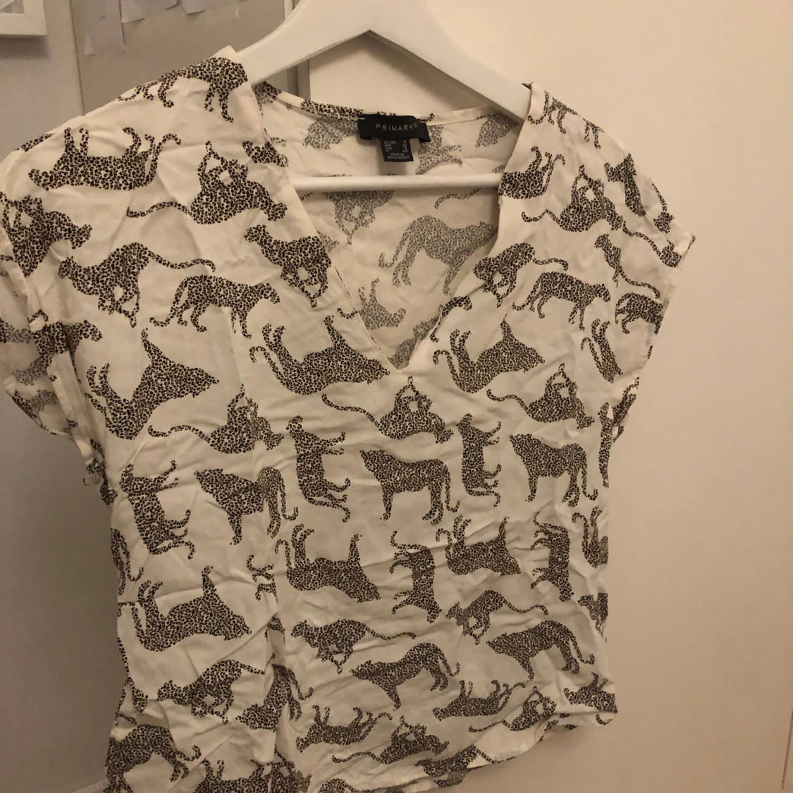 Vit t-shirt med leopardmönster från pimark 