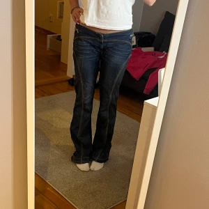 Mörkblåa jeans  - Super fina unika mörkblåa jeans, super lågmidjade
