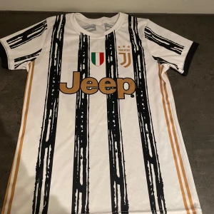 Juventus fotbollströja storlek 152  - Säljer nu en snygg juventus tröja från år 2020/21 med Kulusveski på ryggen. Tröjan är i bra skick och är i Storlek 152. Hör av er om ni har några funderingar!
