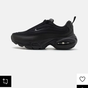 Air Max portal sneakers  - AIR MAX PORTAL sneakers ENDAST använd 1 gång. Säljer då den intr var speciellt min smak. Går EJ NER i pris. PRIS 1395kr säljer för 1100kr