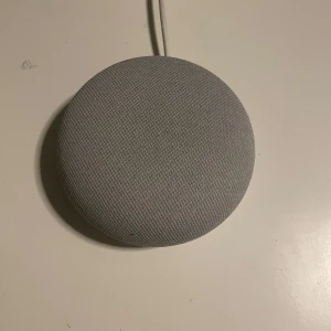 Google Home - Säljer en vit Google Home. Den är i bra skick och fungerar perfekt. Perfekt för att styra ditt smarta hem eller för att använda som röstassistent. Hör av dig vid intresse!