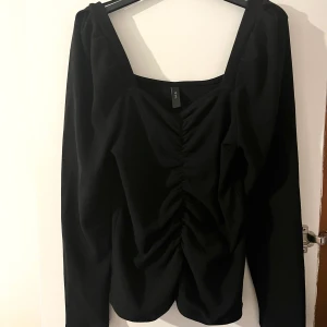 Svart långärmad topp  - Snygg svart långärmad topp med rynkdetaljer framtill. Perfekt att både klä upp och klä ner! 65 kr 🖤