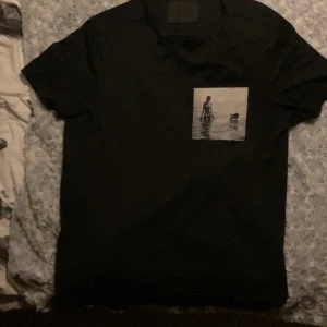 Limitato tshirt  - Snygg svart t-shirt från Limitato med ett unikt tryck av ett fotografi på framsidan. Perfekt för dig som vill ha en skön stil o passar bra till allt. Kommer ej ihåg storleken från när ja köpte den men den passar S-M. Hör av er vid frågor eller funderingar ✅🙌