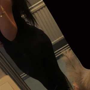 Svarta bootcut byxor - Snygga svarta bootcut byxor med hög midja och två knappar framtill. Perfekta för en stilren look. Tillverkade i ett bekvämt material som ger en smickrande passform.