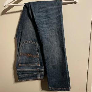 Nudie Jeans - Säljer nu dessa riktigt feta nudie jeans😉de har en riktigt skön fit, de har en passform som är lite skinny, jeansen är lite utstretch vid jumsken. Hör av er vid mer detaljer 👀                                                  Skick:7/10                                            Nypris:1299kr👈                                      Mitt pris:349 👈🏆