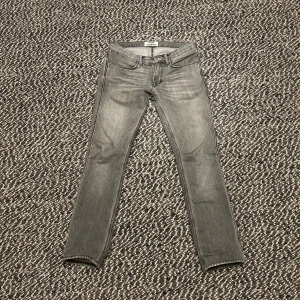 Acne Studios jeans  - Snygga grå jeans från Acne Studios i modellen 'Vintage Grey'. De har en klassisk femficksdesign och är tillverkade i 100% bomull. Perfekta för en stilren look. Det står stprlek 28 men de passar lite större. Har själv storlek 30 i vanliga fall men haft det trots att de sitter smått.