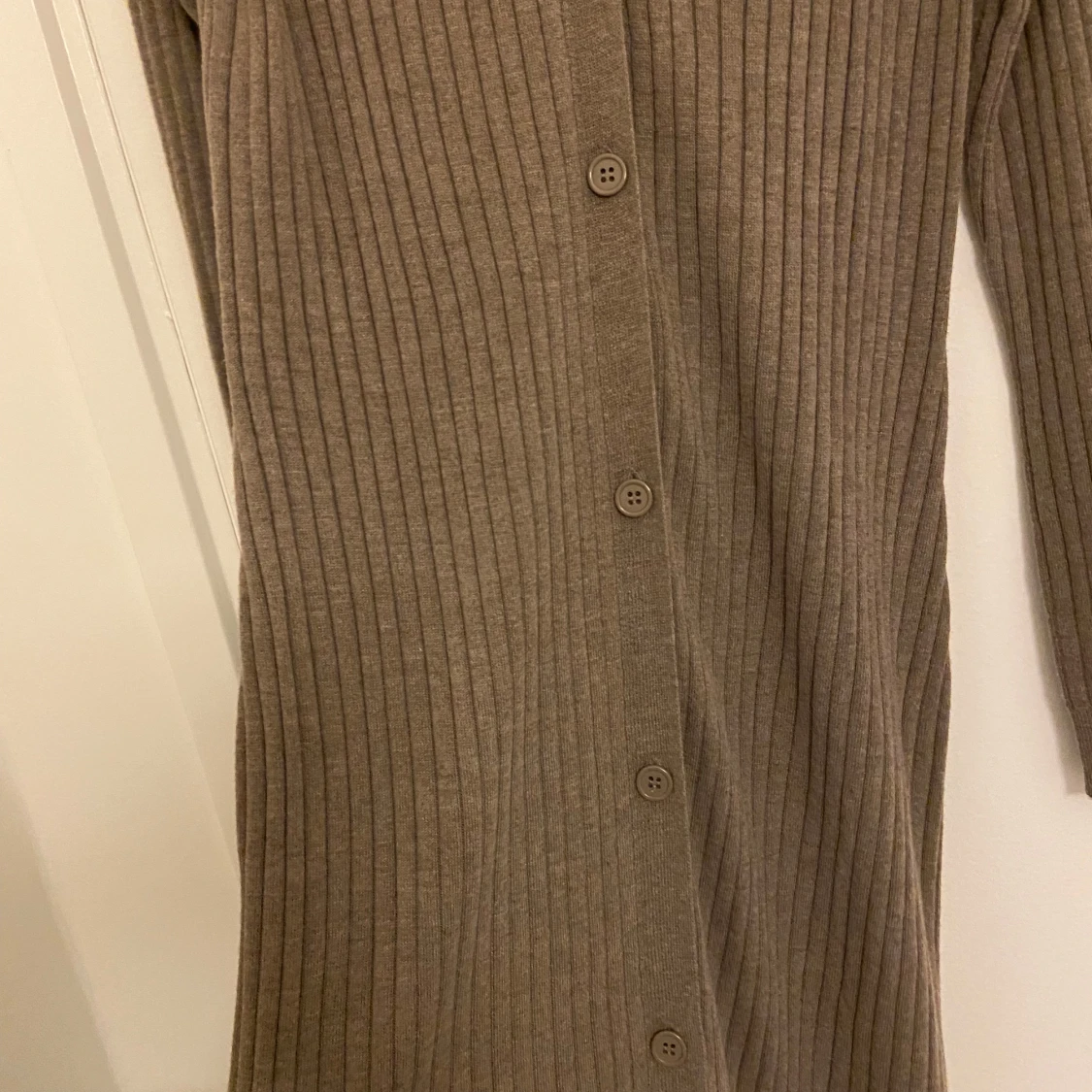 Beige ribbad långklänning från KappAhl - 3