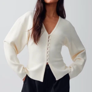 Vit kofta från Gina tricot  - Populär vit kofta med knappar från Gina tricot. Oanvänd men har tagit bort prislapp så kan inte lämna tillbaka. Slutsåld online.