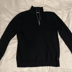 Jack n jones halfzip - En skön o stilren halfzip ifrån jack n jones i storlek xs, den passar även s och m. Hör av dig vid fundering!