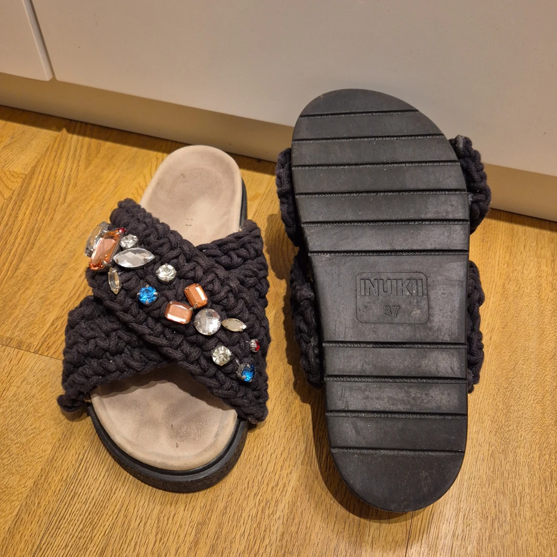 Inuikii Svarta sandaler med pärlor - 2