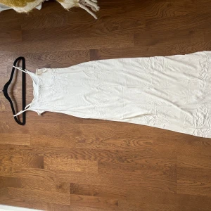 Vit långklänning från Gina Tricot - Aldrig använd storlek xxs