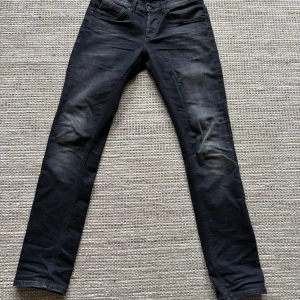 Dondup George | 32 - Snygga svarta Dondup George med en stilren design. 