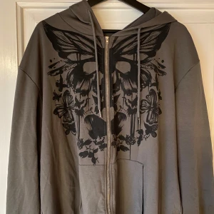 Grå hoodie med fjärilsmönster - Hoodie som jag köpte från Shein ett tag sen och har använt få gånger, passade inte helt mig och tyckte den var för tunn för min stil. Om du letar efter en ganska tunn, cool och unik hoodie så är den här perfekt för dig
