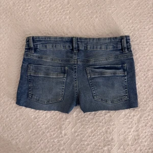 Blå jeansshorts - Snygga blå jeansshorts som är lågmidjade. Perfekta för en avslappnad stil. Dom är i storlek 170 från barnavdelningen men sitter som storlek 38. Köpte dom på plick